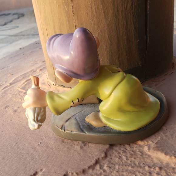 Walt Disney Classics Collection Dopey "We Pick Up Everything In Sight" -Retired - Picture 5 of 11